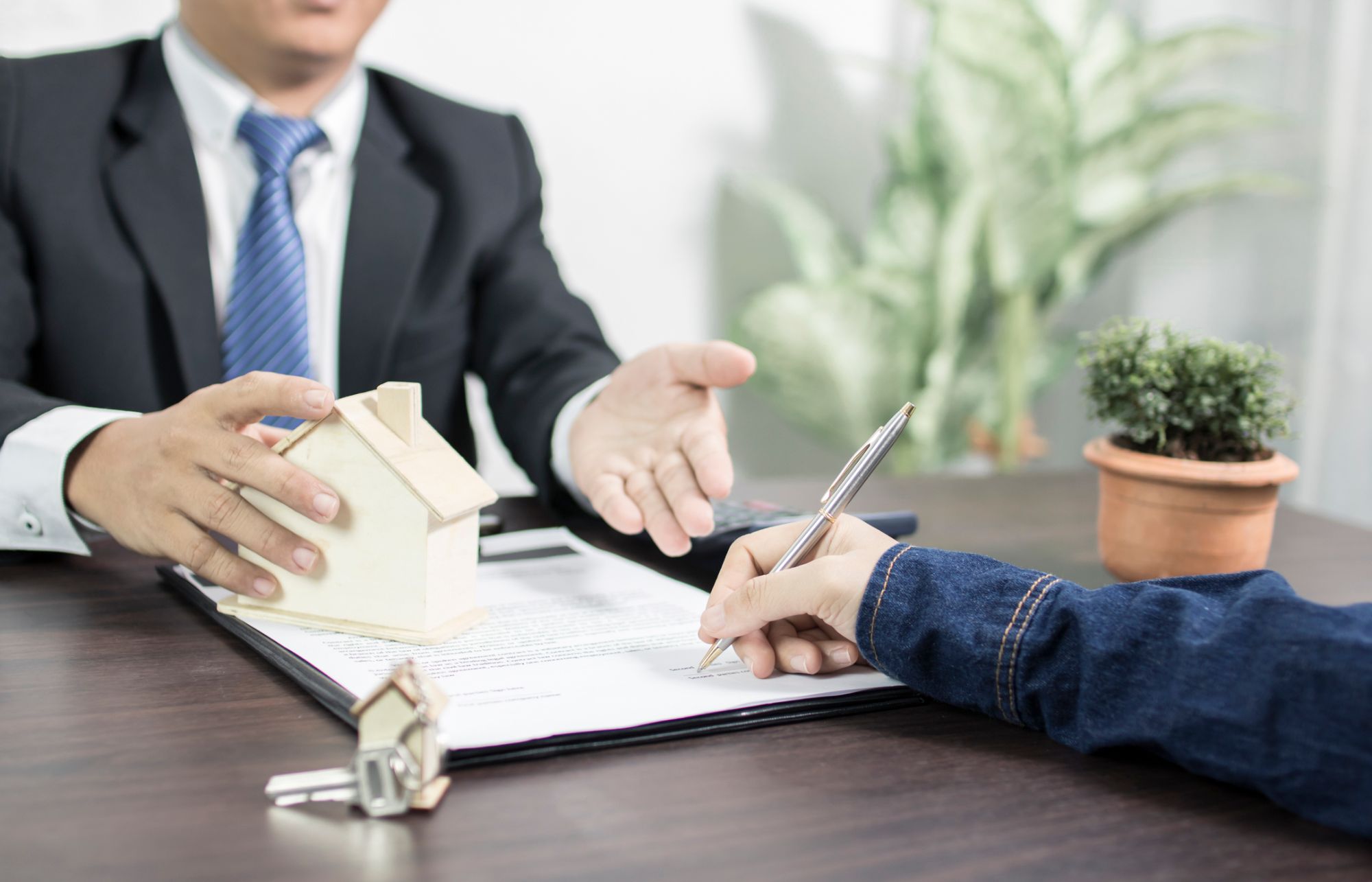 homebuyers signing to the contract